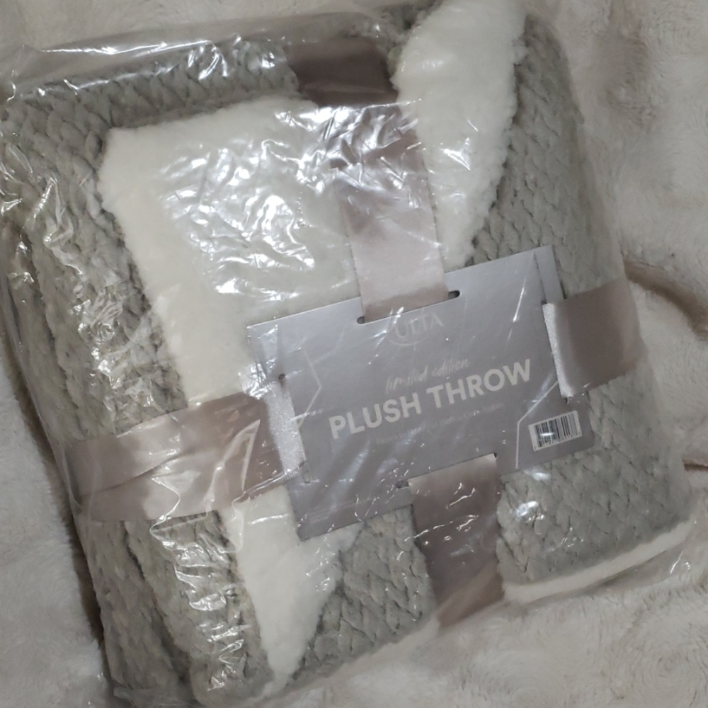 ULTA 50x60 gray plush throw